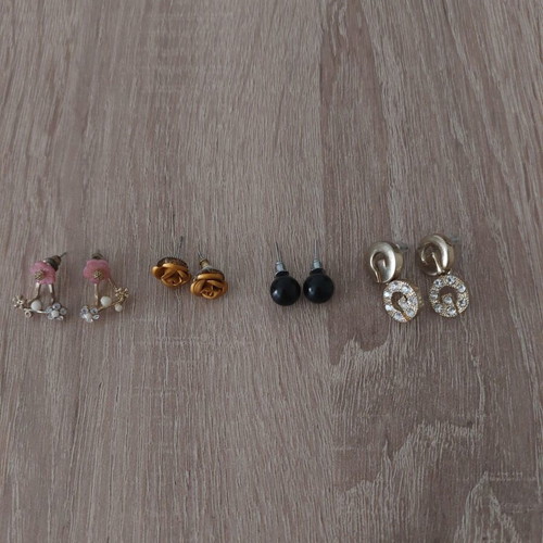 Set of four pairs of earrings like new, black and gold
