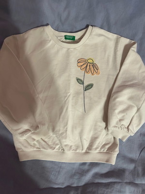 Benetton sweatshirt like new, white, size 116 cm for 6 years old
