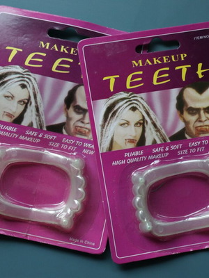 Carnival accessory Teeth for Dracula, new, set of 3 pieces