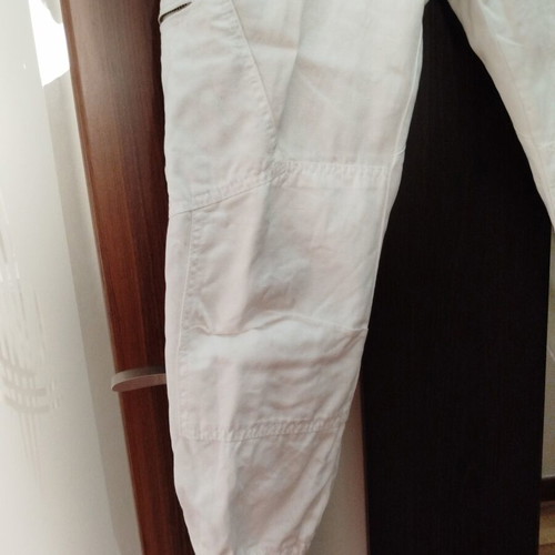 Guess Capri pants white like new with side and back pockets
