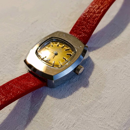 Winding women's watch unused, 32 millimeters size