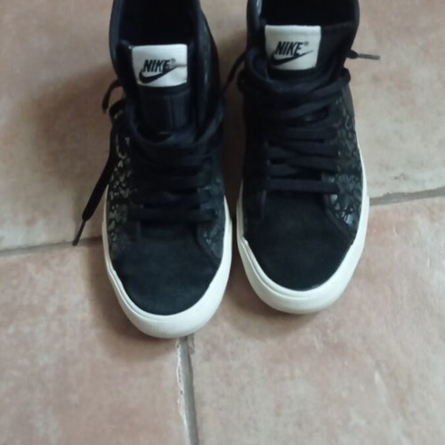 Nike women's black athletic boots size 38.5, suede and textured sides