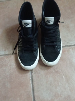 Nike women's black athletic boots size 38.5, suede and textured sides