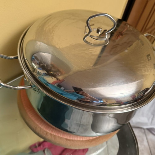 Stainless Steel Cooking Pot with Lid like new