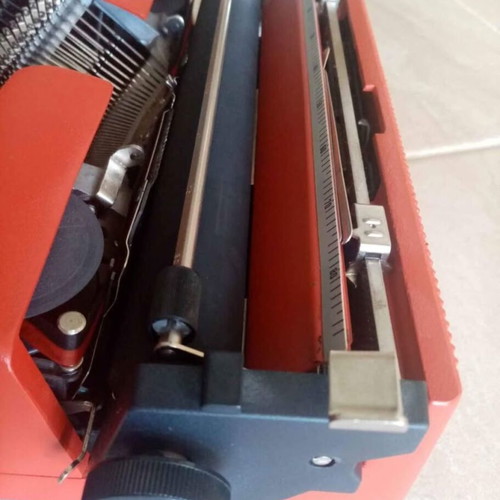 Olivetti Lettera 32 typewriter red, like new