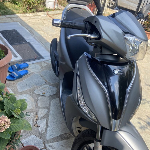 Kymco People S 200i scooter like new, automatic, silver