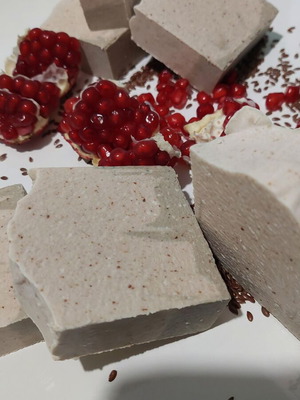 Handmade soap 100% with pomegranate, flaxseed, olive oil and shea butter