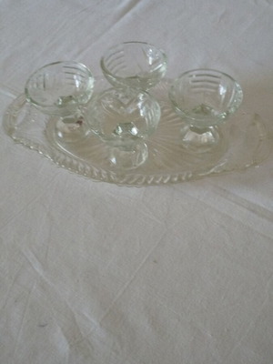 Glass liqueur serving set like new with 4 glasses and tray