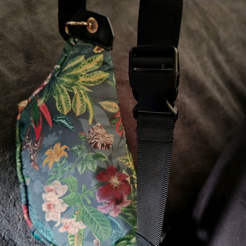 Medicine waist and shoulder banana bag like new, multicolor green