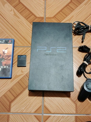 Sony PlayStation 2 употребяван с карта памет, игра и контролер