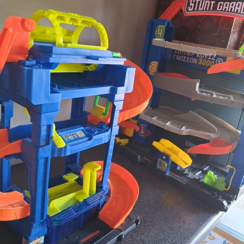 Hot Wheels City playset like new with Stunt Garage and Downtown Tune Up Shop