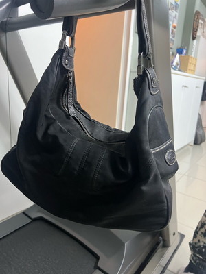 Tod’s women’s black shoulder bag like new