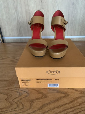 Tod's leather sandals new with red interior details