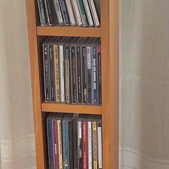 CD case like new, sturdy construction by Neo Katoikein