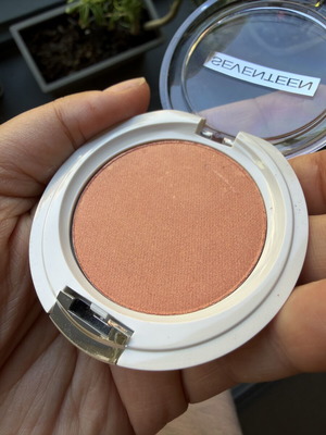 Seventeen Silky Blusher Coral Pearly compact blush