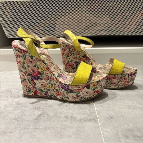 Floral platform shoes used with leather strap size 38