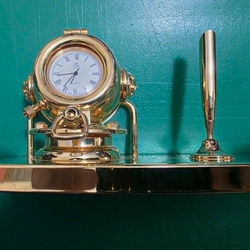 Quartz desk clock set with pen holder