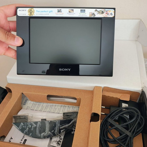 Sony DPF-C70A digital photo frame new