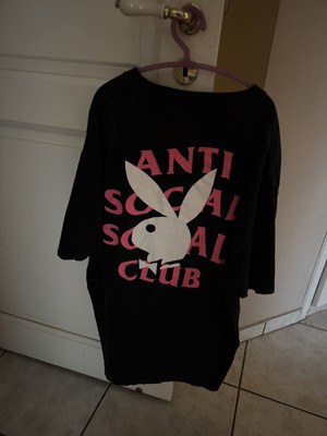 Anti Social Social Club Playboy Remix T-shirt XL σαν καινούργιο, μαύρο και ροζ