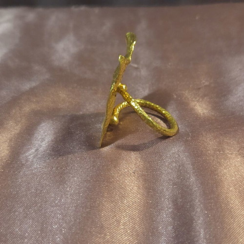 Statement ring with crushed gold effect, like new, gold tone
