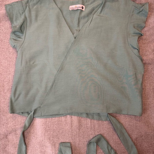 Crop top wrap in soft pistachio green like new, size M