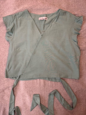 Crop top wrap in soft pistachio green like new, size M