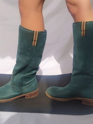 Green low boots with fur lining, size 39