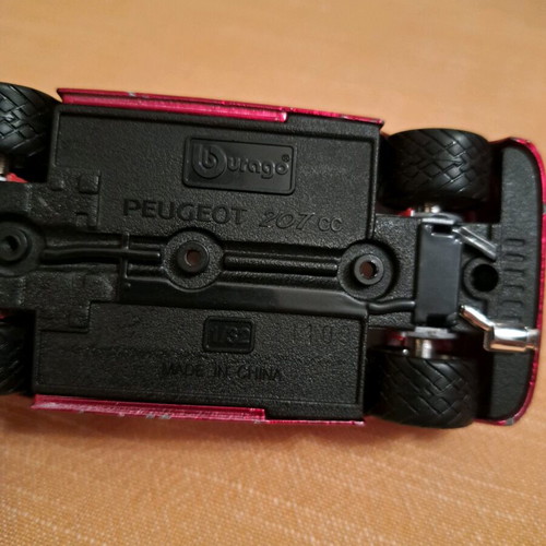 Peugeot 207cc Burago 1/32 like new, burgundy color