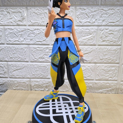 Zoey figure from Huntrix: Demon Hunters new, 38cm