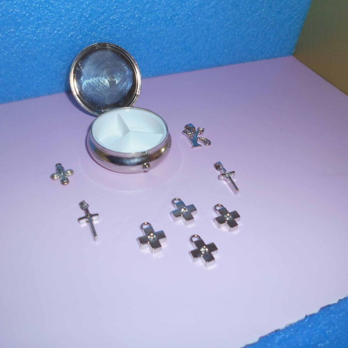 Necklace crosses used, 7 pieces, 1 monogram and metal storage box