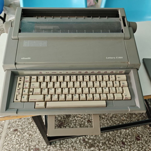 Electronic typewriter used with AZERTY keyboard
