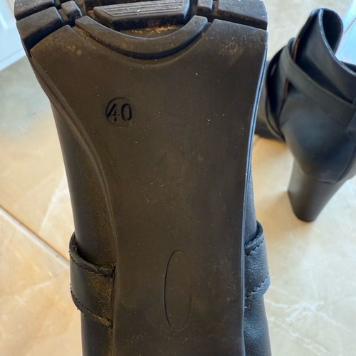 Mille Luci women's leather ankle boots size 40 like new black