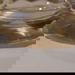  Τασάκι γυάλινο με ομοιόμορφο σχέδιο περιμετρικά και τρεις θέσεις για τοποθέτηση τσιγάρου.