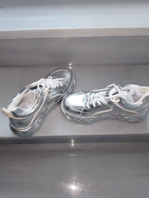 Women's athletic shoes new, size 39, gray