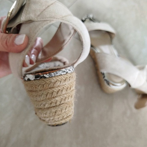 Deezee beige platform sandals size 39 like new, comfortable ankle tie