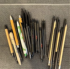 24 Στιλό κι 10 μολύβια από διάφορες εταιρείες
