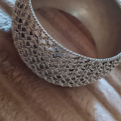 Metal bracelet like new, 7 cm opening, silver color