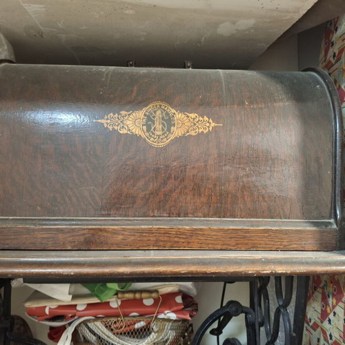 Singer sewing machine used, excellent condition