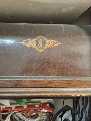 Singer sewing machine used, excellent condition