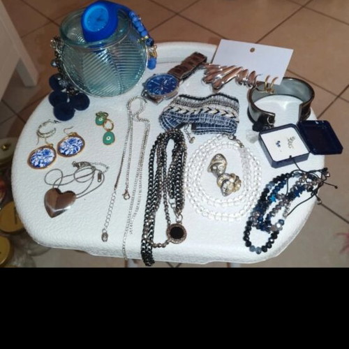Vase with jewelry set