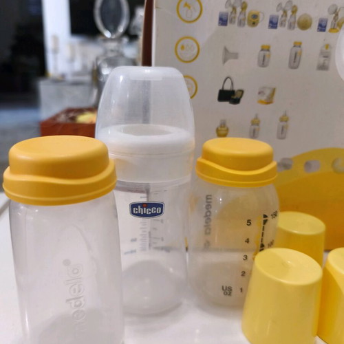 Medela electric breast pump like new with extra bottles and accessories