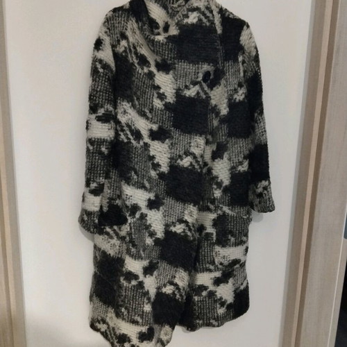 Coat cardigan used with patterns in gray and white