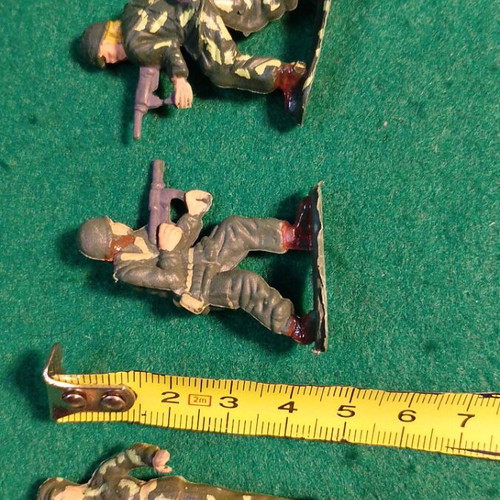 Diorama with over 25 painted soldiers used