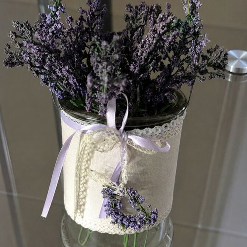 Glass vase with lavender flowers like new