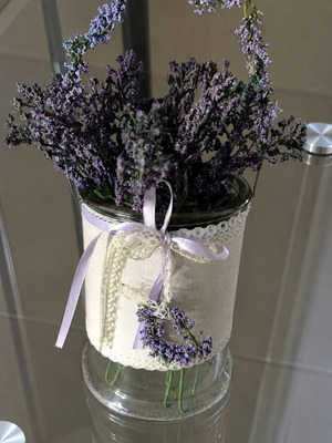 Glass vase with lavender flowers like new