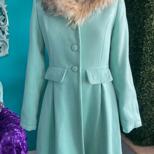 Vintage green coat with beige faux fur collar used