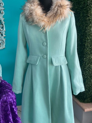 Vintage green coat with beige faux fur collar used