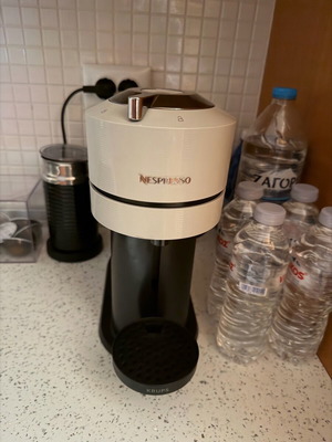 Nespresso Delonghi Vertuo Next like new