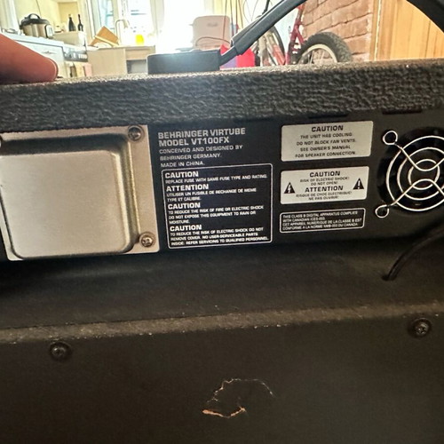 Behringer VT100FX amplifier like new with foot switch