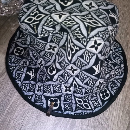 Louis Vuitton hat like new, size S
